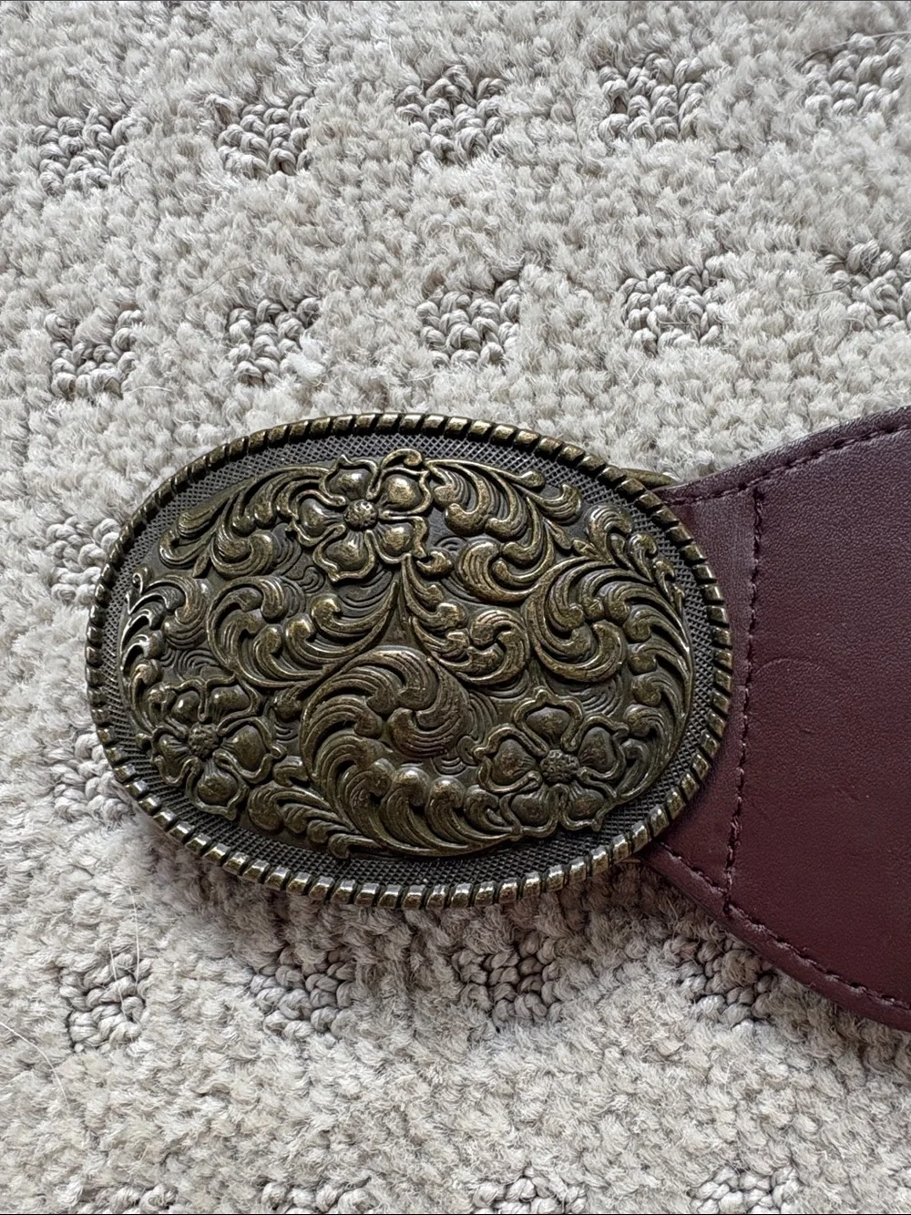 White Stretchy Belt with Floral and Feather Details on Buckle- Small